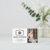 Carte De Visite Logo de la caméra | Modèle portant une robe Mariag (Debout devant)