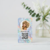 Carte De Visite Logo du code QR de Fille en marbre holographique (Debout devant)
