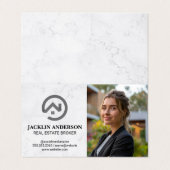 Carte De Visite Logo immobilier moderne | Femme d'affaires (Extérieur déplié)