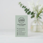 Carte De Visite Logo Minimal Moderne Vertical Vert Sauge (Debout devant)