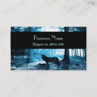 Loup noir seul dans la forêt