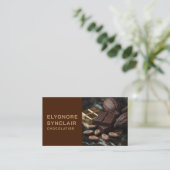 Carte de visite luxueuse marron beige Chocolatier (Debout devant)