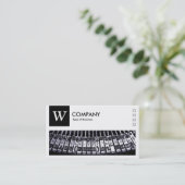 Carte De Visite Machine à écrire - Logo et Panneau v2 - Noir (Debout devant)