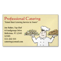 Chef de catering tenant des apéritifs