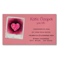 Une mignonne main tiré coeur rose sur une texture