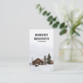 Carte De Visite maison en bois marron sur terrain recouvert de nei (Debout devant)