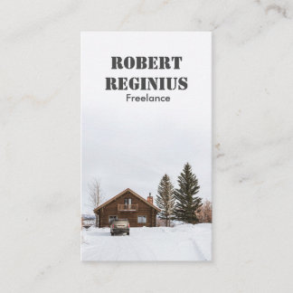 Carte De Visite maison en bois marron sur terrain recouvert de nei