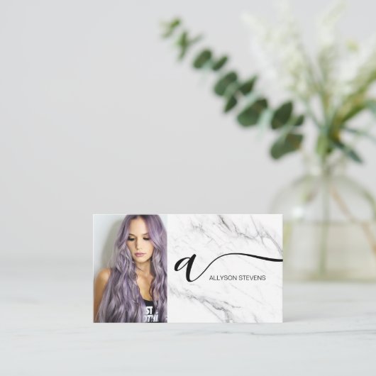 Carte De Visite Marbre blanc maquillage cheveux photo initiale cod (Debout devant)