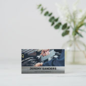 Carte De Visite Mécanicien utilisant une clé sur le moteur (Debout devant)