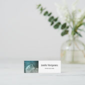 Carte De Visite Mini Beau loup gris dans une forêt foncée (Debout devant)