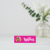 Carte De Visite Mini Code QR photo de technicienne de cils rose vibrant (Debout devant)