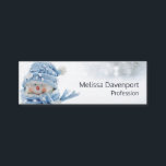 Carte De Visite Mini Cute Snowman au photographe de Christmas<br><div class="desc">Mini cartes de visite avec une jolie photo d'un petit bonhomme de neige. Debout dehors en hiver avec de la neige qui tombe tout autour. Ce mignon petit gars est habillé en casquette tricoté bleu et foulard.</div>