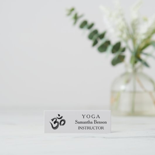 Carte De Visite Mini Élégant Noir et Blanc OM Symbole Yoga Instructeur (Debout devant)