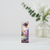 Carte De Visite Mini Fille admirant une fleur dans ses mains (Debout devant)