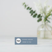 Carte De Visite Mini Logo Simple et Code QR Gris Bleu Poussiéreux (Debout devant)