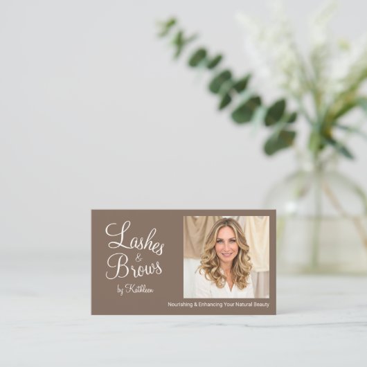 Carte De Visite Mocha Brown Script Photo QR Code Lashes and Brows (Debout devant)
