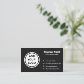 Carte de visite moderne noire avec logo ajouté (Debout devant)
