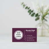 Carte de visite moderne violette avec logo ajouté (Debout devant)