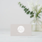 Carte De Visite Monogramme beige féminin moderne Code QR (Debout devant)
