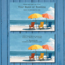 Parapluies et chaises de plage côtière en bord de