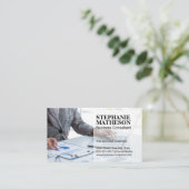 Carte De Visite Personne d'affaires analysant des graphiques sur l (Debout devant)