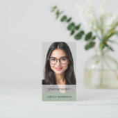 Carte De Visite Photographe Vert Sage QR Code Photo Moderne (Debout devant)