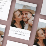 Carte De Visite Photographie de typographie moderne de script<br><div class="desc">Cartes de visite de photographie moderne et professionnel avec votre photo avec une typographie de script minimaliste tendance. Ajoutez vos coordonnées à l'arrière. Comprend trois icônes de médias sociaux et un champ pour votre nom d'utilisateur.</div>