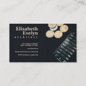 Carte De Visite Pièces éparpillées près du smartphone avec financi (Dos)