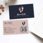 Carte De Visite Podiatriste praticien en santé des pieds QR<br><div class="desc">Carte de visite de praticien de la santé des pieds de la marine moderne et de la podiatriste rose rousse. Le design comporte une icône rose pieds d'or sur un arrière - plan de marine, votre nom et votre titre sur le devant. Personnalisez-vous avec votre code qr, vos coordonnées et...</div>