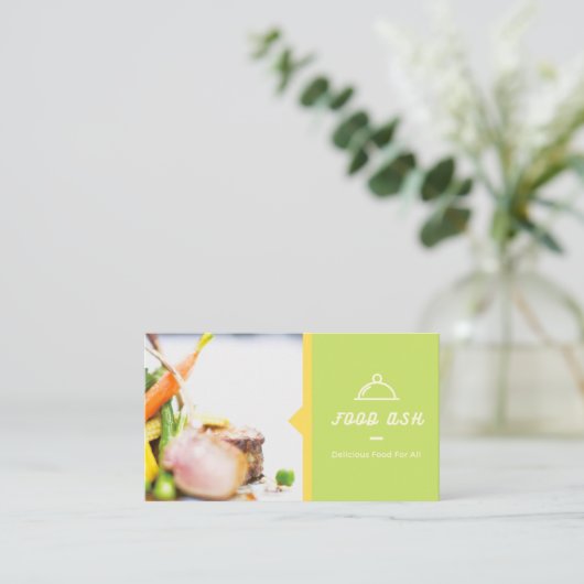 Carte de visite pour le restaurant.  (Debout devant)