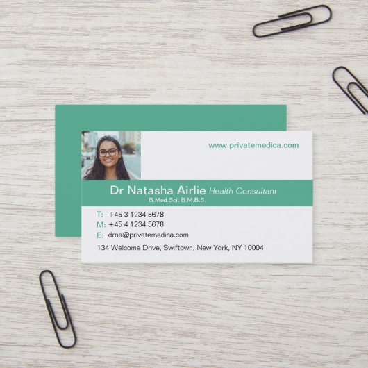 Carte de visite professionnelle verte et blanche s (Devant/Arrière en situation)