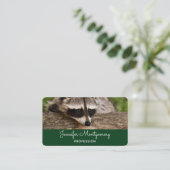 Carte De Visite Raccoon mignon reposant sur un journal (Debout devant)