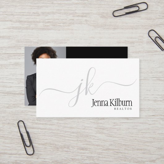 Carte De Visite Realtor de script noir élégant (Devant/Arrière en situation)