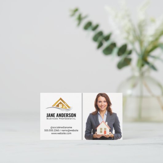 Carte De Visite Realtor Holding Home | Femme d'affaires (Debout devant)