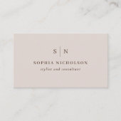 Carte De Visite Rose Pâle et Marron Neutres | Monogramme et Code Q (Devant)