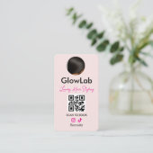 Carte de visite rose pour coiffeur avec code QR po (Debout devant)