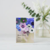 CARTE DE VISITE ROSES BLANCHES BLEUES ET FLEURS D'ANÉMONE MONOGRAM (Debout devant)