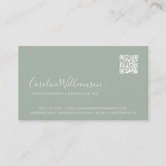 Carte De Visite Sage moderne Green Script Photo QR Code tendance (Devant)