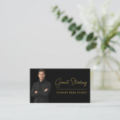 Carte De Visite Script de code QR Black Gold pour l'immobilier de  (Debout devant)