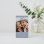 Carte De Visite Script Modern Typography Photographe Dusty Blue (Debout devant)