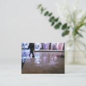 Carte De Visite Shopping dans la pluie, Mini photo (Debout devant)