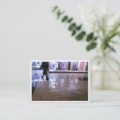 Carte De Visite Shopping dans la pluie, Mini photo (Debout devant)