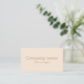 Carte de visite simple beige minimaliste (Debout devant)