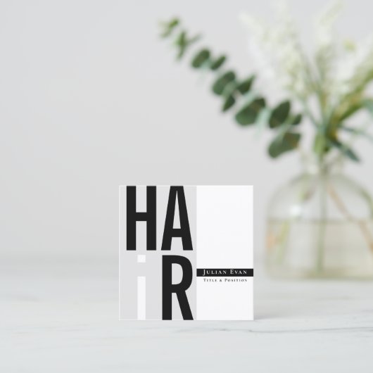 Carte de visite simple de coiffeur noir et blanc (Debout devant)