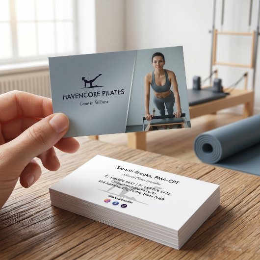 Carte De Visite Studio de Pilates | Code-barres gris moderne