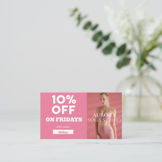 Carte De Visite Vendredi Code rabais Spécial Yoga Studio (Debout devant)