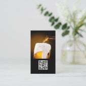 Carte De Visite Verser la bière dans la Mug (Debout devant)