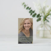 Carte De Visite Vert Sage Moderne Code QR Photo Professionnel (Debout devant)