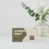 Carte de visite verte et crème à code QR scannable (Debout devant)