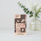 Carte De Visite Vêtements faits main en patchwork marron rose (Debout devant)